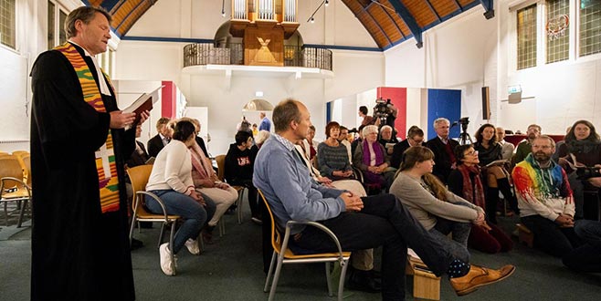 Bir aydır bitmeyen ayin Bir aydır bitmeyen ayin