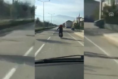 Bursa’da motosiklet ile tehlikeli yolculuk