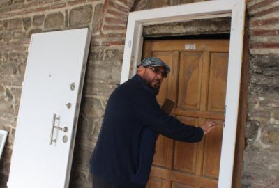 Tarihi Pirinçhan’daki beyaz çelik kapıya klip çekti