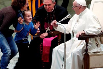 Papa ayine çocuklar sahneye