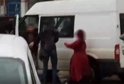 Trafikte yumruk yumruğa birbirlerine girdiler