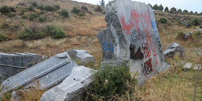 Lahit üzerine boya ile yazılan yazılara tepki Lahit üzerine boya ile yazılan yazılara tepki