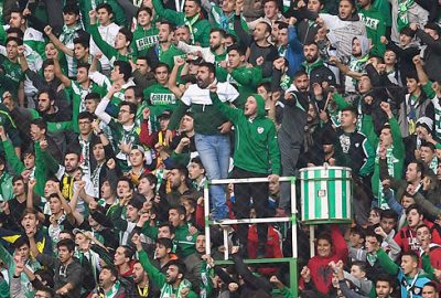 Kaptan maçı taraftarlarla izledi