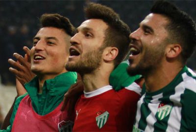 Bizler o tribünden geldik