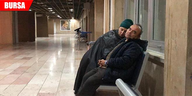 Hastane koridorlarında yatıp kalkıyorlar