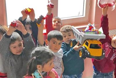 Köy çocuklarını sevindirdi