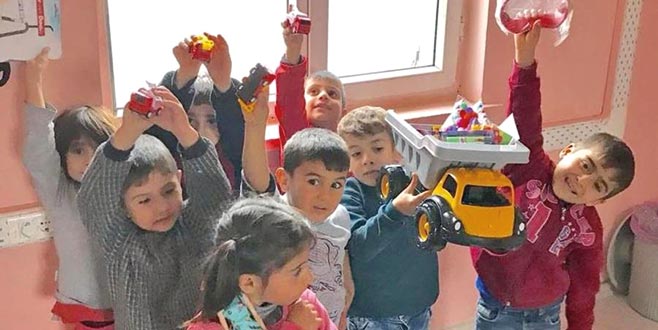 Köy çocuklarını sevindirdi