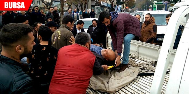 Kamyonetin kasasında hastaneye götürüldü