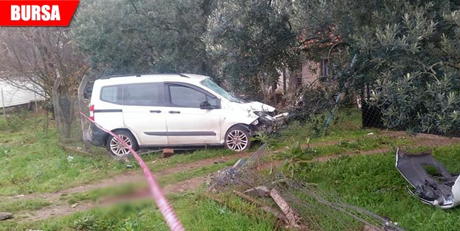 Bahçe çitine çarpan aracın sürücüsü öldü Bahçe çitine çarpan aracın sürücüsü öldü
