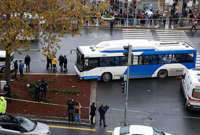 Belediye otobüsü yayalara çarptı: Yaralılar var