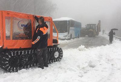Kocaeli’de karda mahsur kalan 2 otobüsteki 75 yolcu kurtarıldı