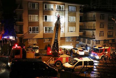 Apartmanda korkutan yangın: 10 kişi dumandan etkilendi