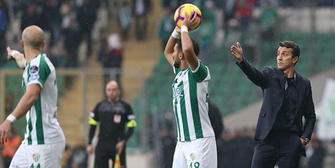 Yan top geri pas tepki çekti Yan top geri pas tepki çekti