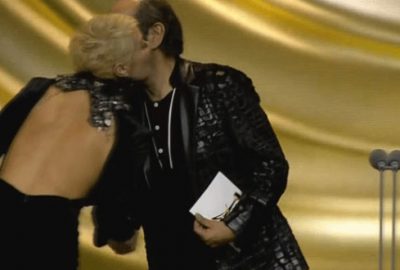 Ünlü şarkıcı ödül töreninde kıyafetinin azizliğine uğradı