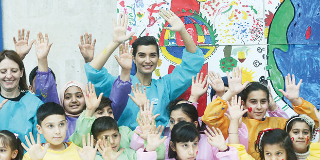 Suriyeli çocuklarla resim yaptı Suriyeli çocuklarla resim yaptı