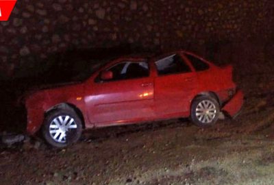 El freni çekilmeyen otomobil uçuruma devrildi: Yaralılar var