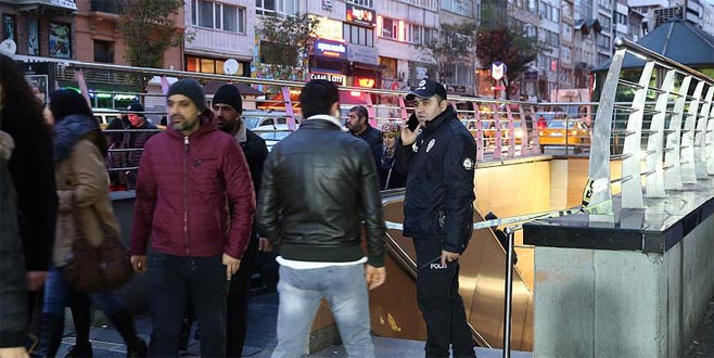 Metro istasyonunda bir kişi raylara düştü
