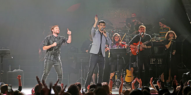 Otistik gençlerle sahnede Otistik gençlerle sahnede