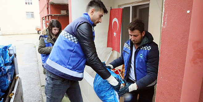Mudanya’da Zeytin Dalı ekibinden kömür desteği Mudanya’da Zeytin Dalı ekibinden kömür desteği