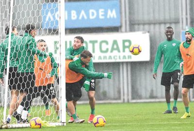 Yağmur altında çalıştılar