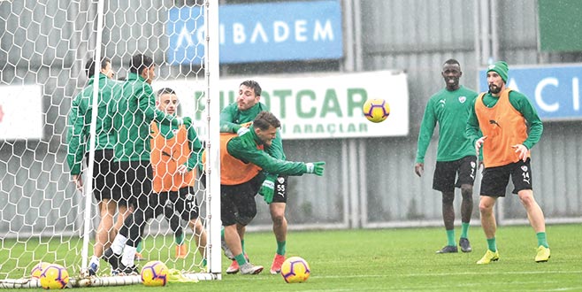 Yağmur altında çalıştılar Yağmur altında çalıştılar