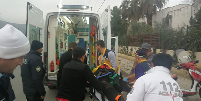 Başını kaldırıma çarpan kasksız sürücüsü ağır yaralandı Başını kaldırıma çarpan kasksız sürücüsü ağır yaralandı