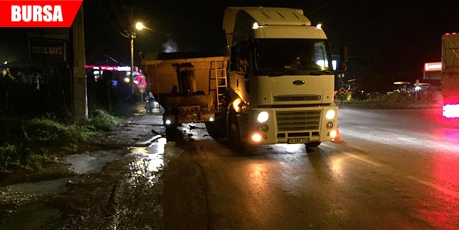 Faciaya ramak kaldı! Kireç yüklü TIR’ın dorsesi… Faciaya ramak kaldı! Kireç yüklü TIR’ın dorsesi…