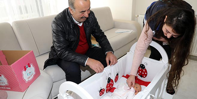 Minik bebeklere Türkyılmaz’dan ziyaret Minik bebeklere Türkyılmaz’dan ziyaret