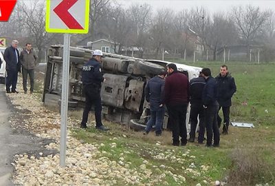 Köpeğe çarpan araç devrildi