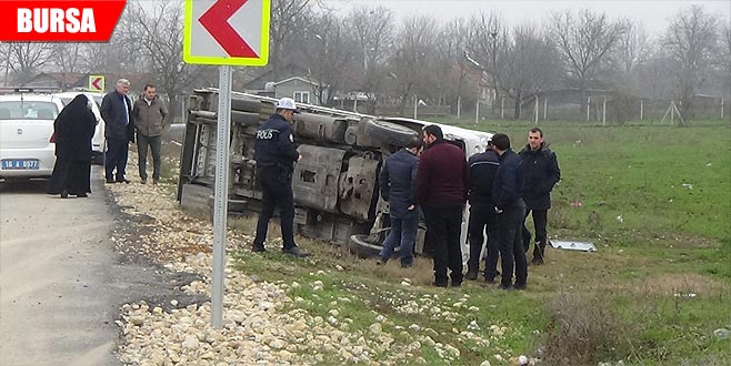 Köpeğe çarpan araç devrildi