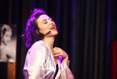 Ünlü oyuncudan direk dansı