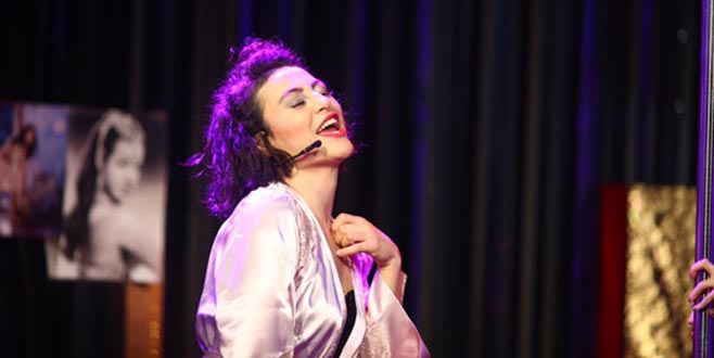 Ünlü oyuncudan direk dansı