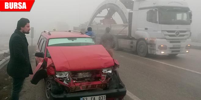 Sis kazaya neden oldu: 3 yaralı Sis kazaya neden oldu: 3 yaralı