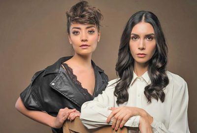 Ahu tiyatro sahnesinde