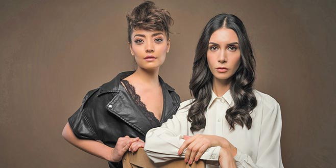 Ahu tiyatro sahnesinde