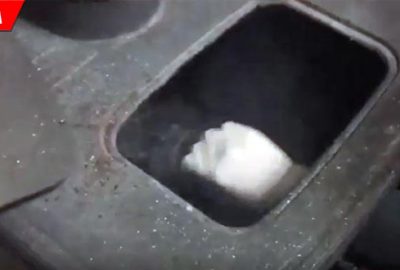 Şok baskın! Paniğe kapılıp sobaya attı…