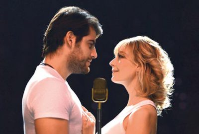 Ünlü çiftten romantik düet