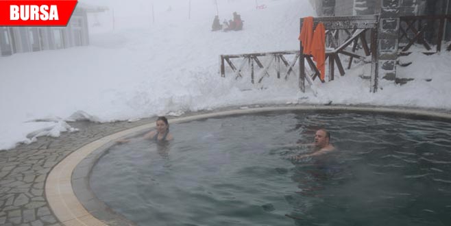 Eksi 15 derecede bir yanda kayak, diğer yanda havuz keyfi