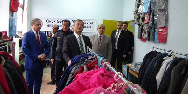 Okulda ‘sevgi mağazası’ açtılar Okulda ‘sevgi mağazası’ açtılar