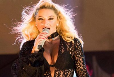 Göğüs dekolteli paylaşımı olay oldu!