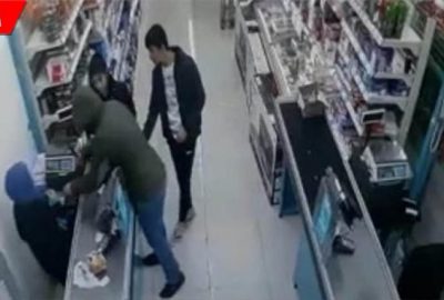 Bıçaklı soygun! Kasiyere dehşeti yaşattı