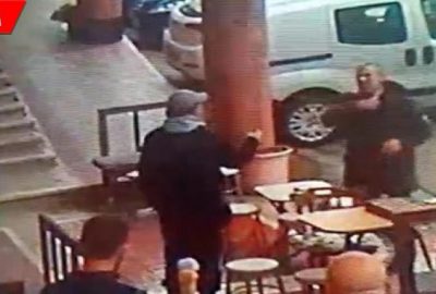 Kız arkadaşına kızdı, bıçağı boğazına dayadı…