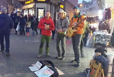 3 kafadar uçak parası için Bursa sokaklarında