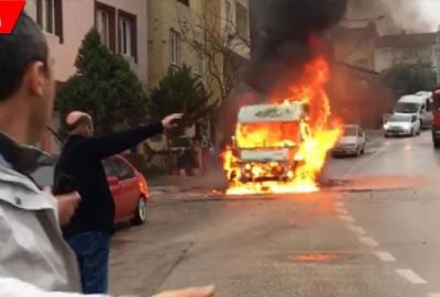 Seyir halindeki servis minibüsü alev aldı