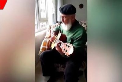Gitarıyla şov yaptı… İzleyenler hayran kaldı