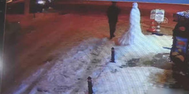 2 metrelik kardan adama vurup kaçtı 2 metrelik kardan adama vurup kaçtı