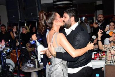 Bursa’da konser veren ünlü şarkıcı, konseri durdurup kocasıyla öpüştü