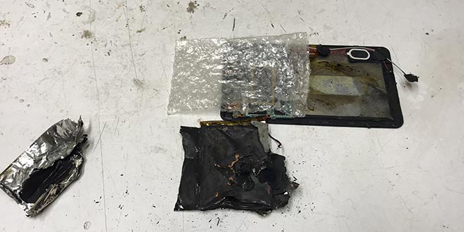 Tamir etmeye çalıştığı tablet patladı