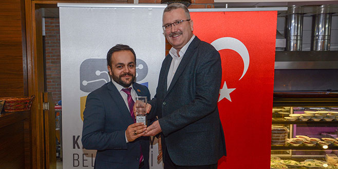 Başkan Özkan’dan meclis üyelerine plaket 