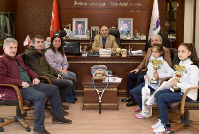 Başkan Kurtulan’dan şampiyon raketlere kutlama